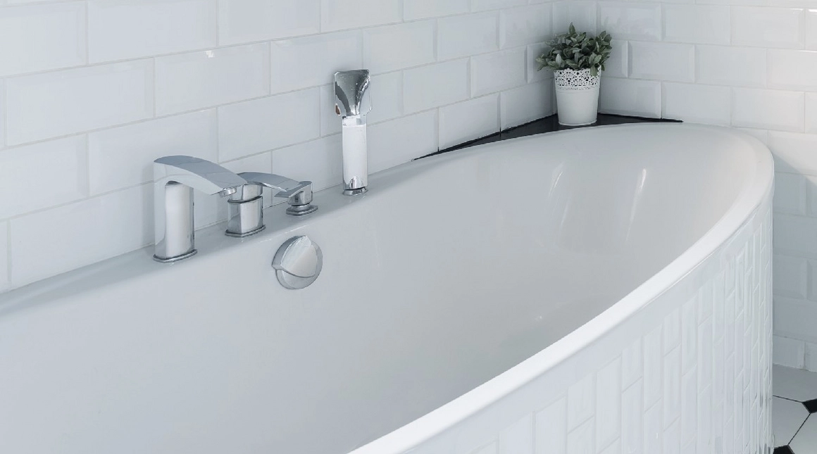 Badewanne mit Armaturen